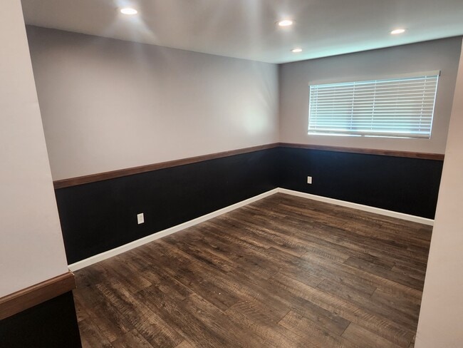 Building Photo - 8956 Salmon Falls Dr