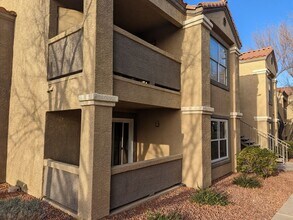 Building Photo - 2 Bedroom, 2 Full Bath Newly Renovated Con...