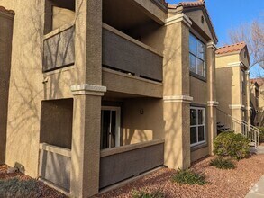 Building Photo - 2 Bedroom, 2 Full Bath Newly Renovated Con...