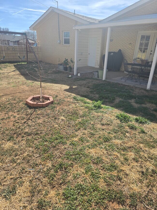 Building Photo - 1004 W Yucca Ave