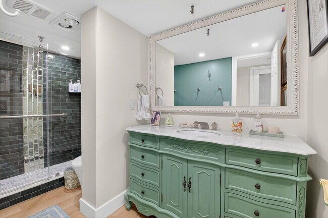 Building Photo - 899 Jeffery St