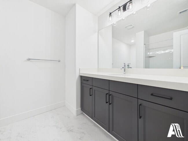 Building Photo - 437 E 650 N