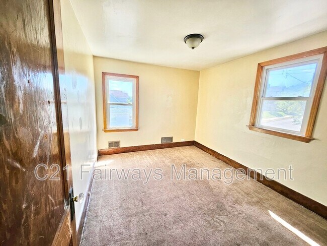 Building Photo - 1035 Lysle Ave