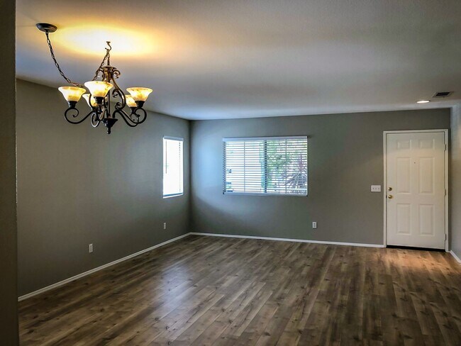 Building Photo - 3 Bedroom Home in the Desirable Paloma Del...