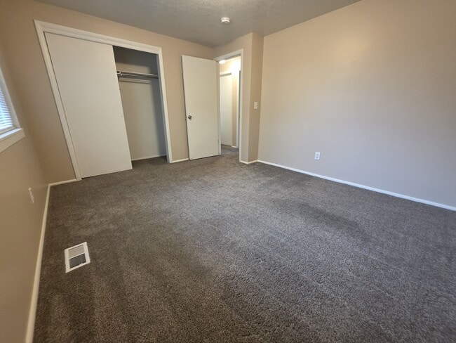 Building Photo - 360 Belaire Cir