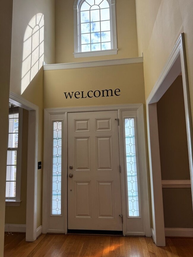 Building Photo - Beautiful Home in River Bluffs