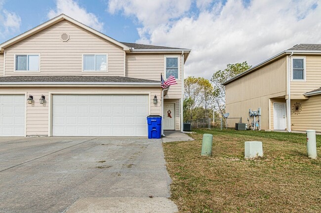 Primary Photo - Spacious Home Close to Fort Riley!