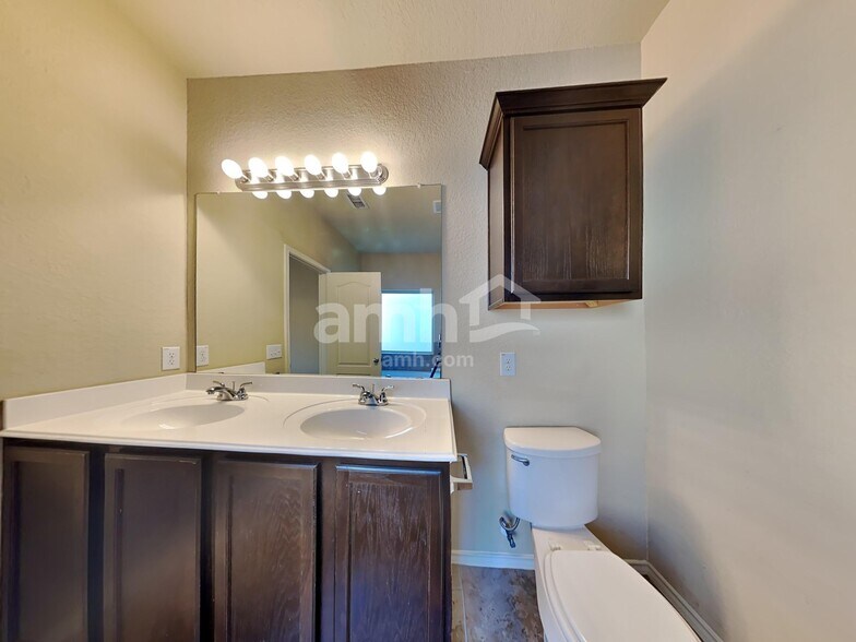 Building Photo - 10450 Rosewood Creek