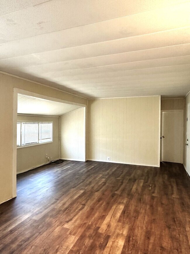 Building Photo - Cozy House