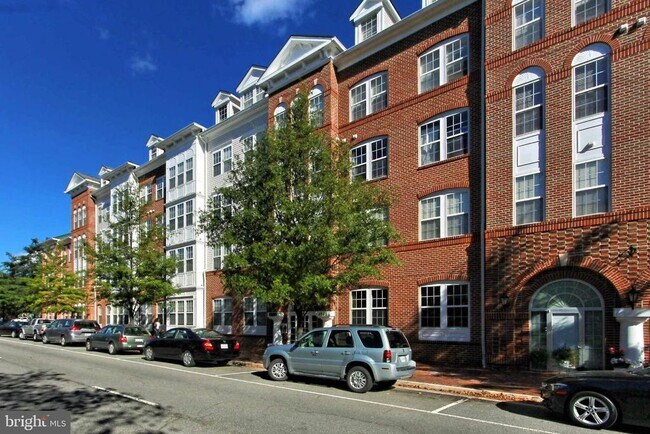 Building Photo - 4951 Brenman Park Dr