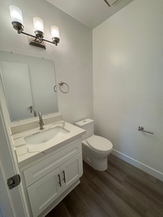 Building Photo - Condo with Amazing Lake View!