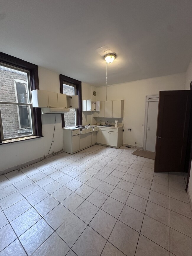 Building Photo - 2224 W Cullerton St