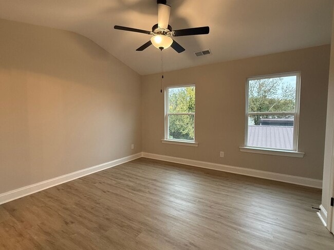 Building Photo - Brand New 3 level townhouse close to Uptown