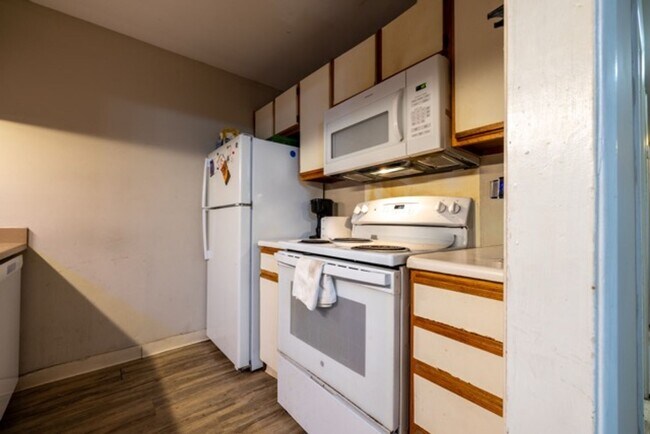 Building Photo - 220 Elm St