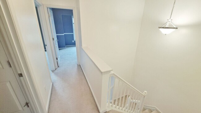 Building Photo - 3 Bed / 2-1/2 Bath Single Family Townhome with 1-Car Garage