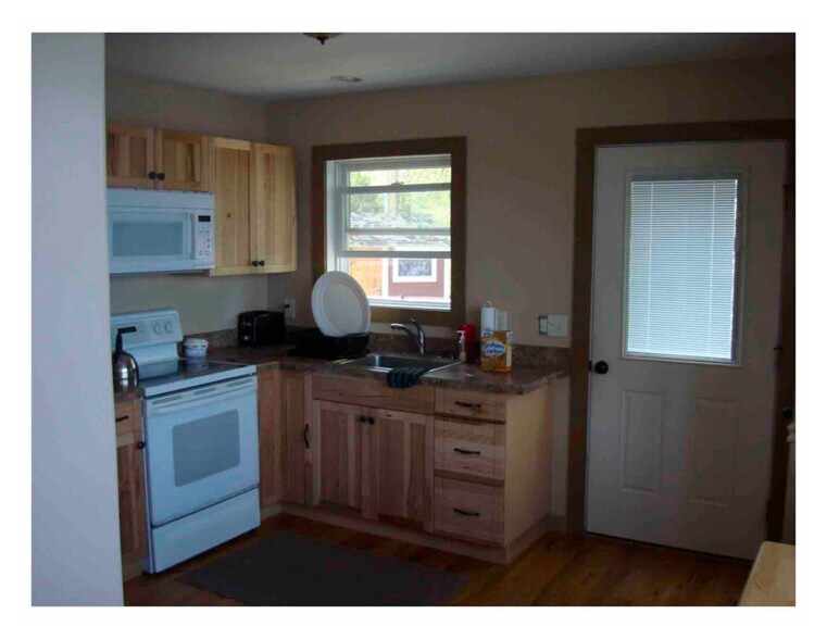 Building Photo - 8 W Shore Rd