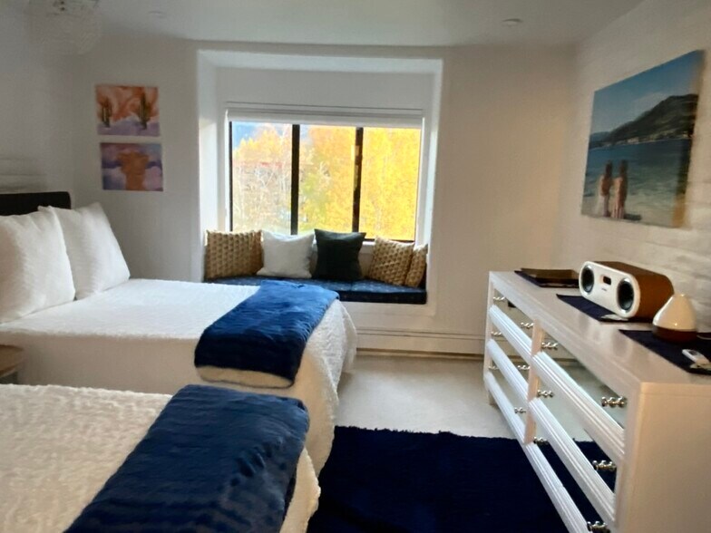 Bedroom 2 with two queen beds - 333 Vine St