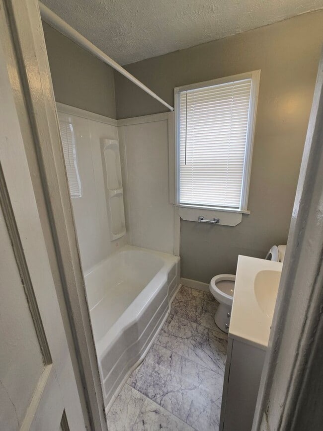 Building Photo - One Bedroom Duplex Near 10th and Concord Street!