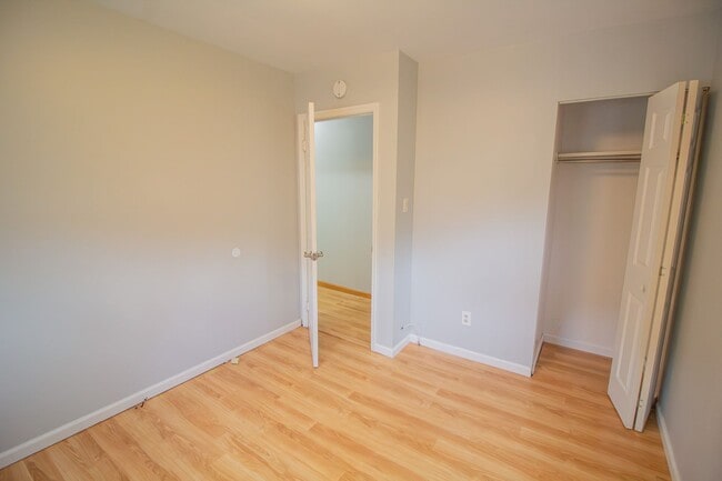 Building Photo - Most sought after Woodlawn area. 2BR 1BA