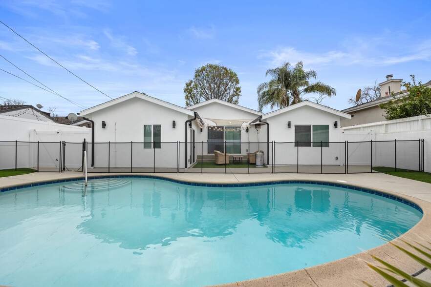 Building Photo - 18015 Collins St