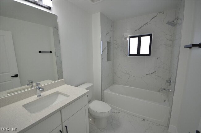 Building Photo - 1242 Hathor St E