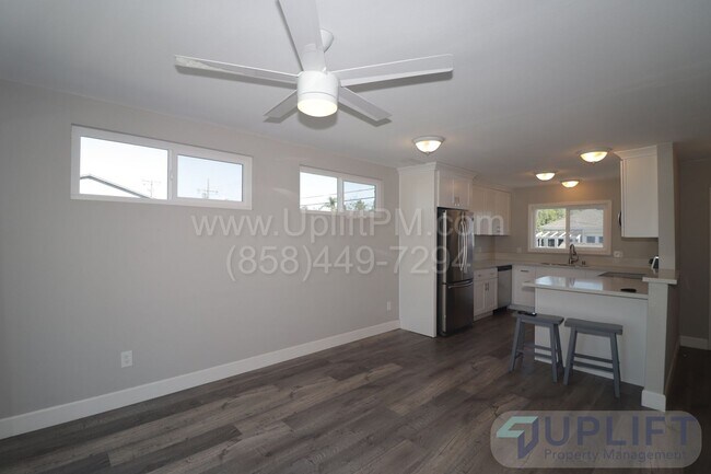 Building Photo - 2 bed 2 bath Remodeled Duplex