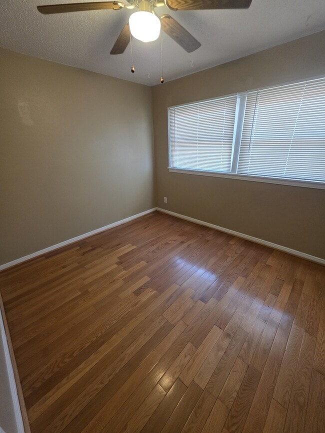 Building Photo - 3 bed 1.5 bath home, large backyard!