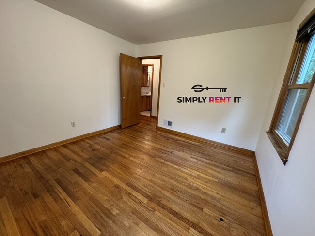 Building Photo - 4 Bedroom Near Campus with Hardwood Floors!