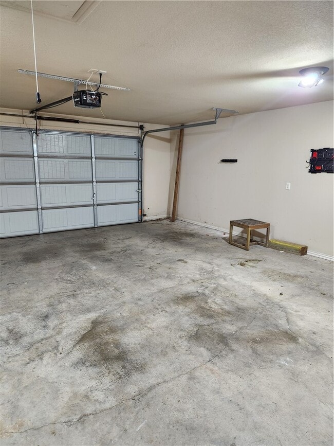 Building Photo - 705 Olivia Ln