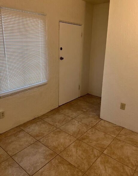 Building Photo - 204 E Palmdale St