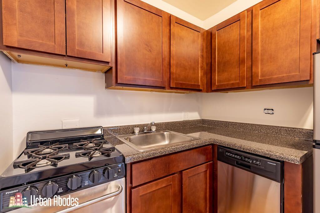 Building Photo - 816 W Cornelia Ave