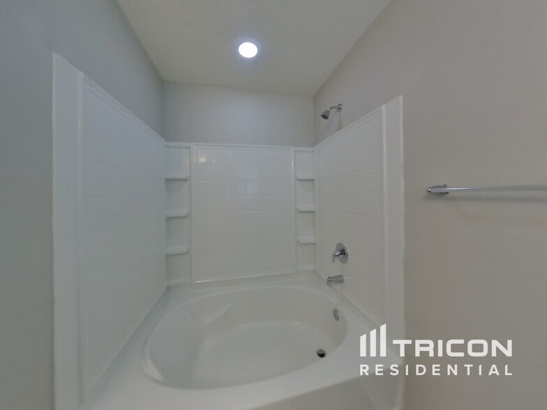 Building Photo - 2110 Pebble Point Dr