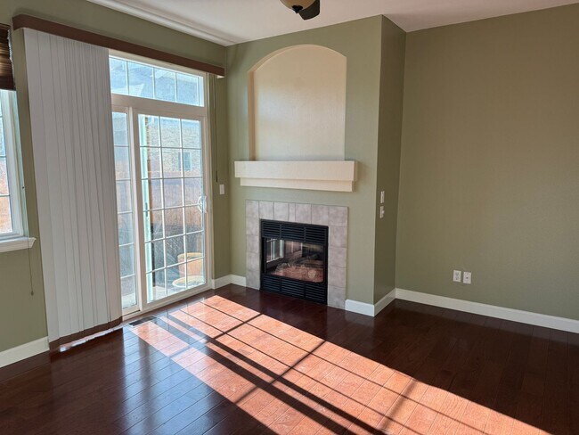 Building Photo - Newly updated 2 story townhome with single car garage in Littleton