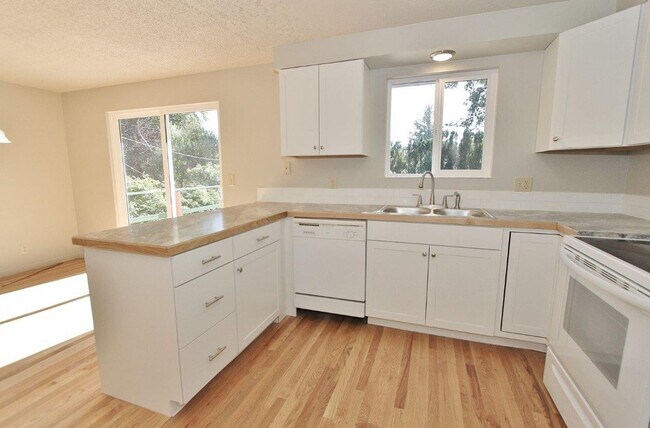 Building Photo - Spacious Home in Quiet Neighborhood