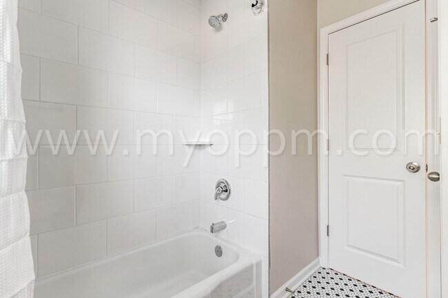 Building Photo - Pristine 4 Bedroom / 2 Bathroom Home | Wes...