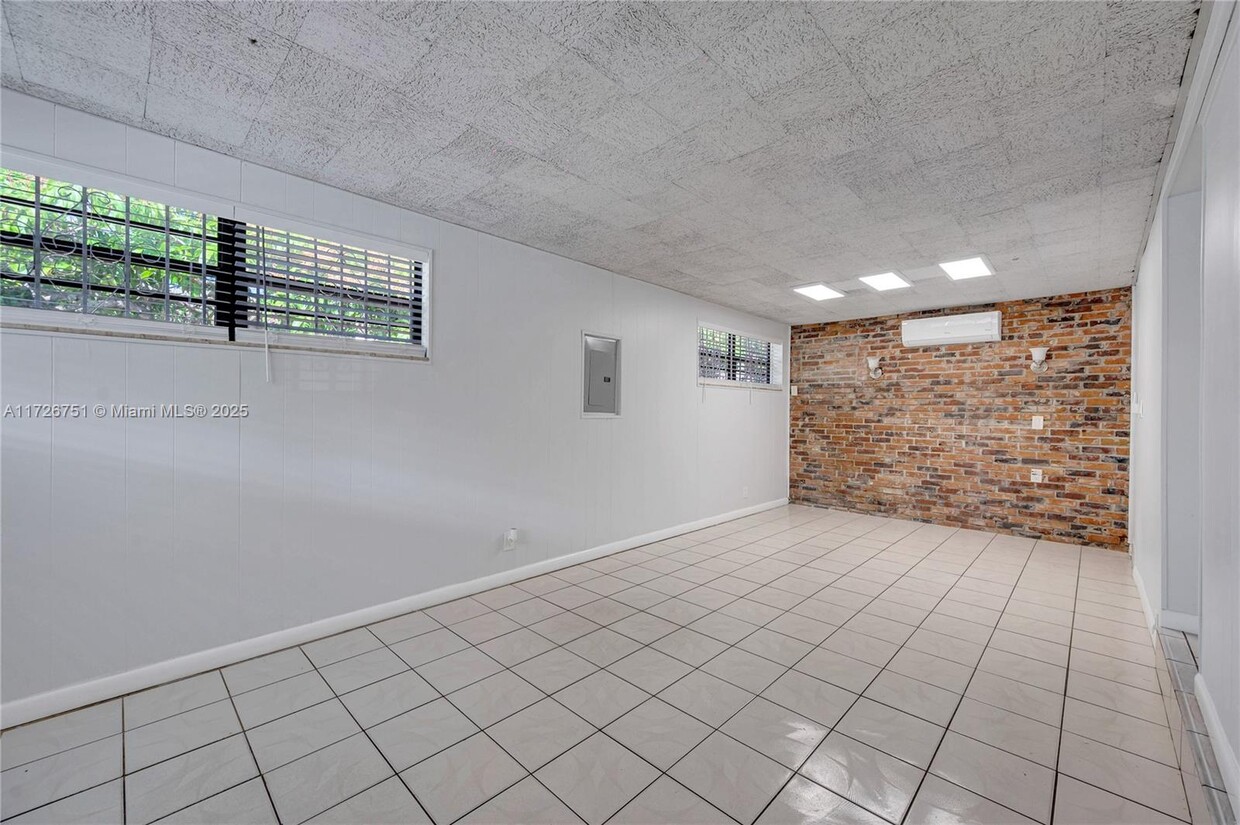 Building Photo - 319 NE 171st Ter