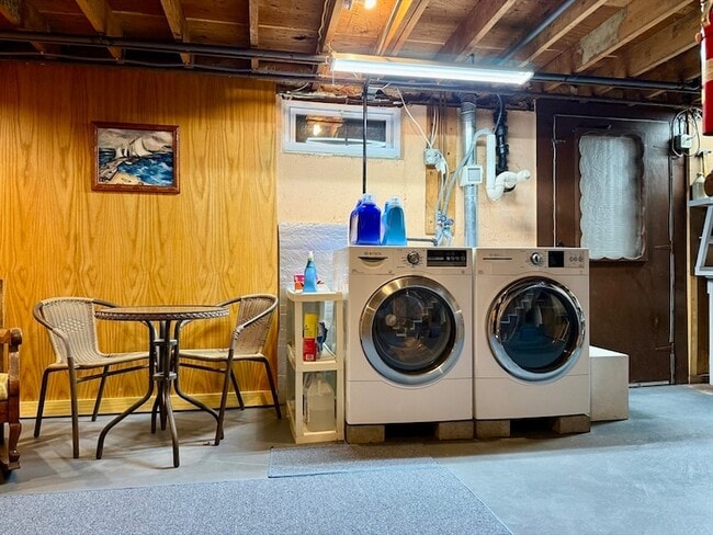 Building Photo - 12 Holiday Dr