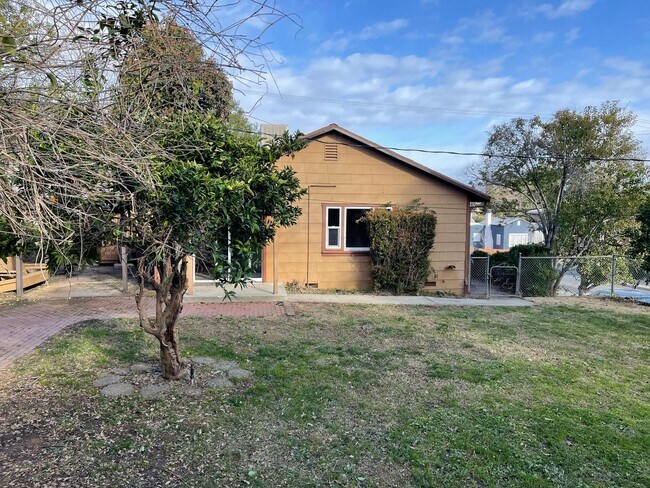 Building Photo - CHARMING 4 BED 2 BATH HOUSE NEAR DOWNTOWN