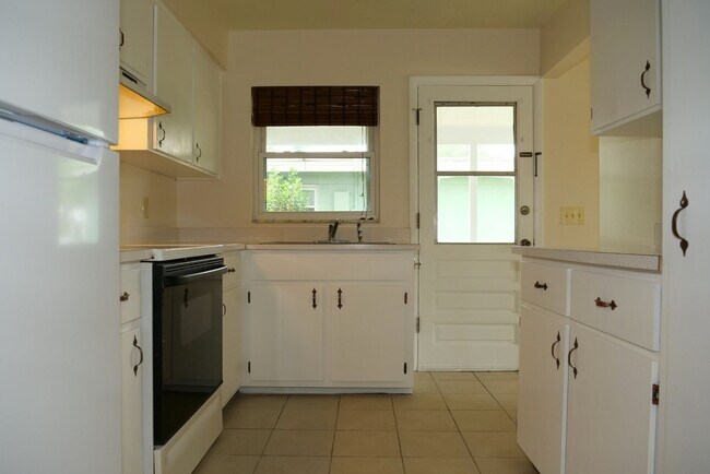 Building Photo - Clean, Bright & Move-In Ready! 3-Bedroom H...