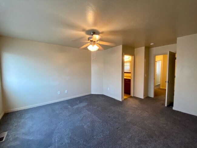 Building Photo - LARGE TOWNHOME AVAILABLE FOR RENT!