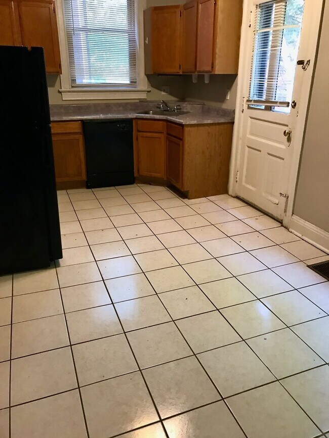 Building Photo - *** Shadyside Duplex Apartment * Pet Friendly * Spacious & Renovated * Available Now * Modern Fin...