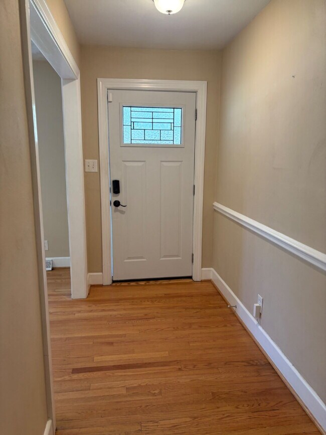 Building Photo - "Charming 4-Bedroom Portsmouth Retreat with Fireplace & Gleaming Hardwood Floors-Room Rental Offe...