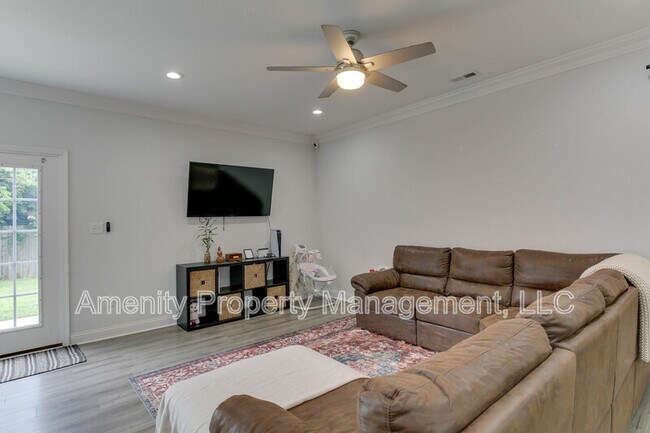 Building Photo - 614 Rolfe St