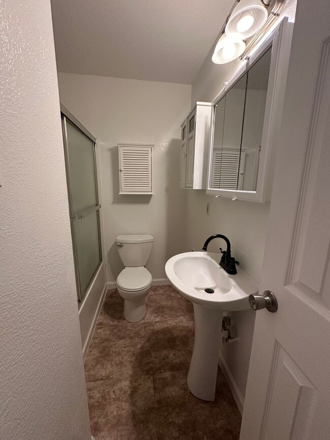 Building Photo - 2 bedroom 1 bathroom duplex Vacaville