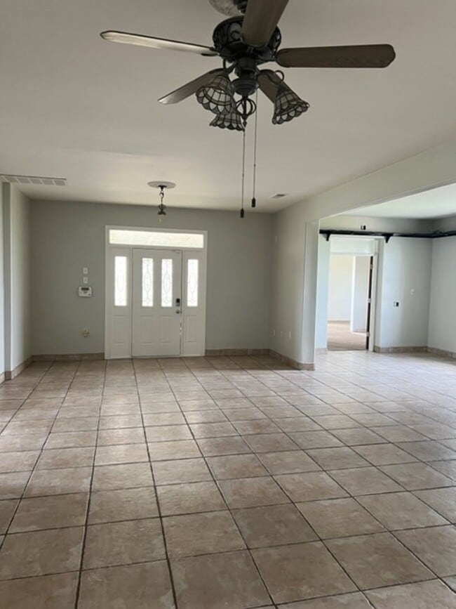 Building Photo - Farm house with room