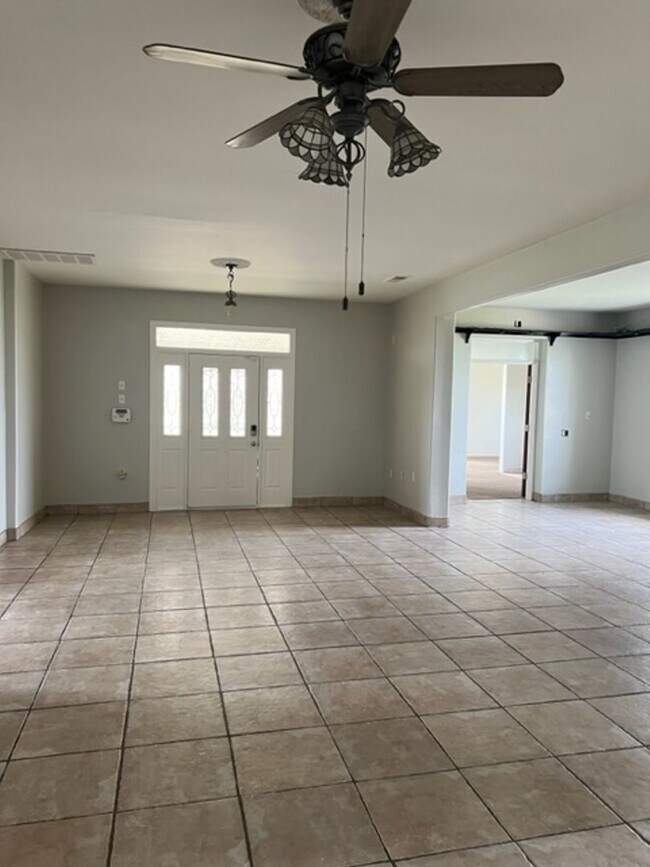 Building Photo - Farm house with room MOVE IN SPECIAL