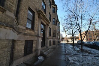 Building Photo - 923 W Waveland Ave