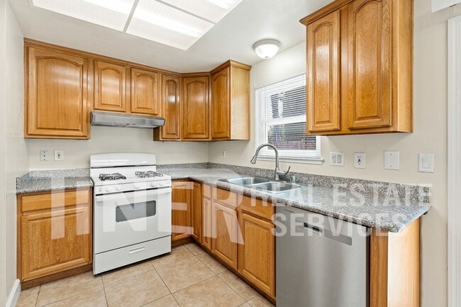 Building Photo - 9586 Meadowgreen Cir