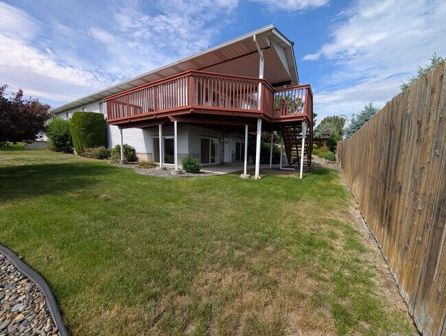Building Photo - Gorgeous 3 Bedroom 2 Bath Condo - Deck with a View!