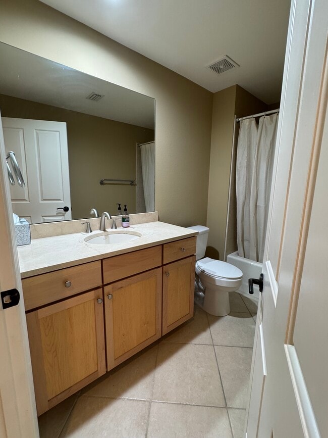 Building Photo - 415 E Romana St